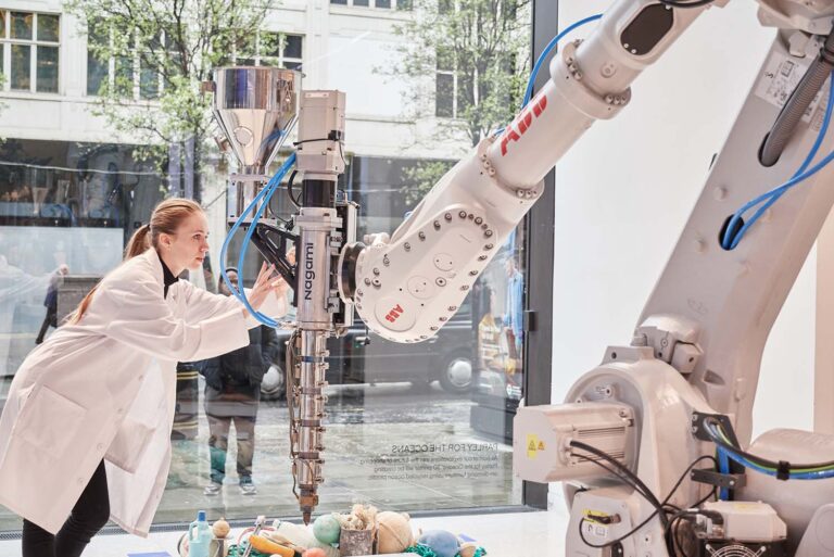 ABB robot 3D prints houseware in London storefront